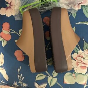 Crocs Dylan Platform Clogs - Beige and Brown - SIZE 10 - Gently Used